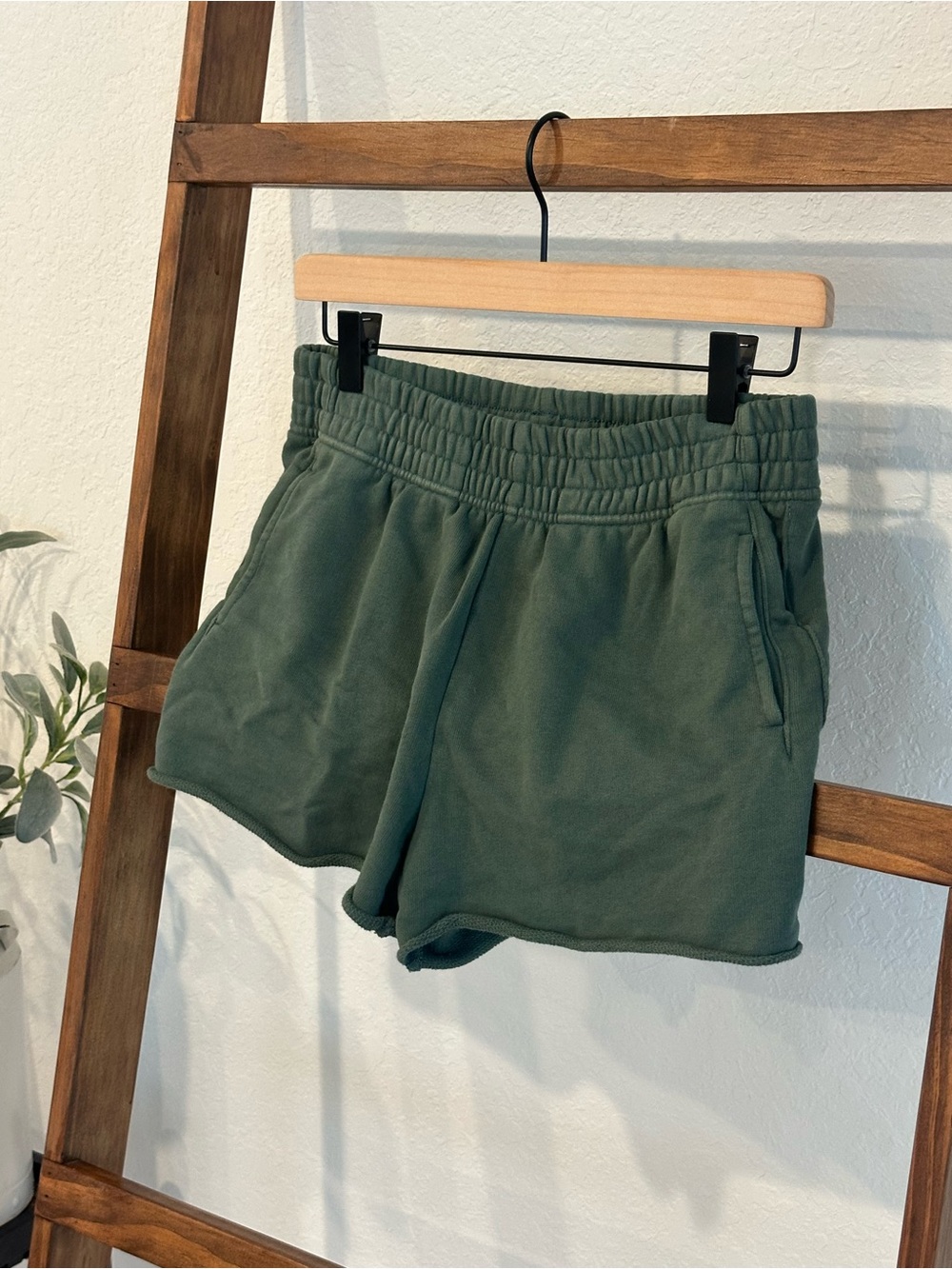 OFFLINE by Aerie Green Raw Hem Fleece Shorts S - Picture 3 of 13